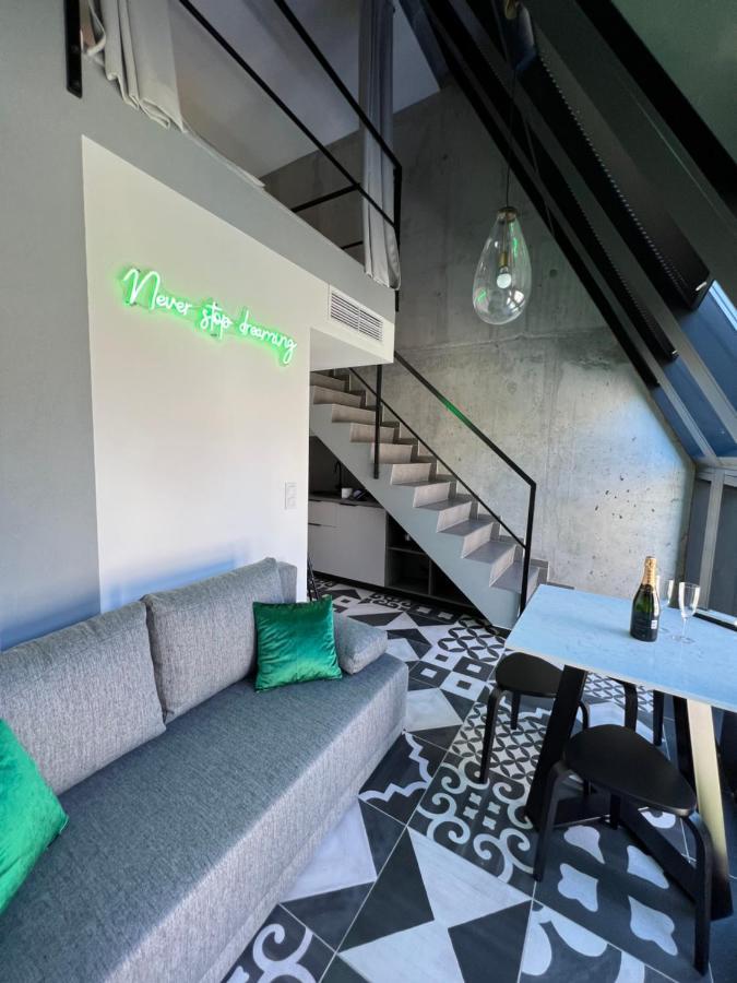סופוט Neon Apartments מראה חיצוני תמונה