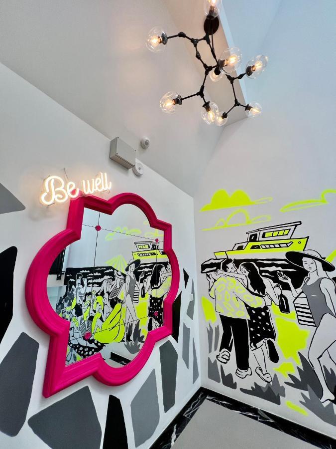סופוט Neon Apartments מראה חיצוני תמונה