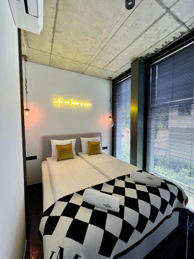 סופוט Neon Apartments מראה חיצוני תמונה