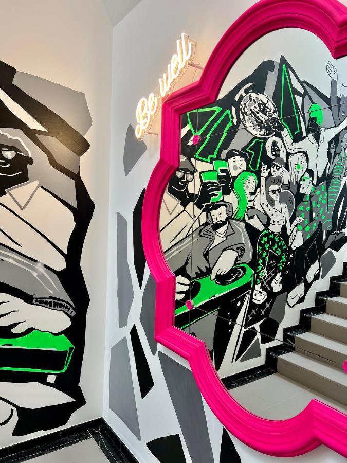 סופוט Neon Apartments מראה חיצוני תמונה