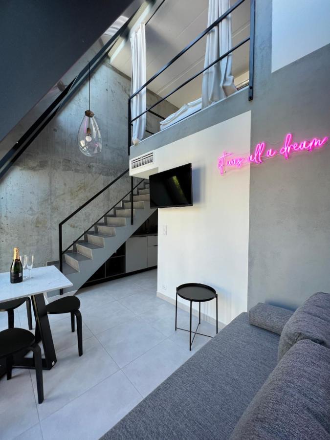 סופוט Neon Apartments מראה חיצוני תמונה