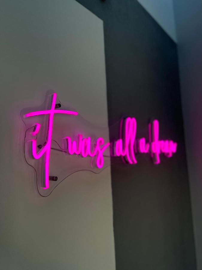 סופוט Neon Apartments מראה חיצוני תמונה