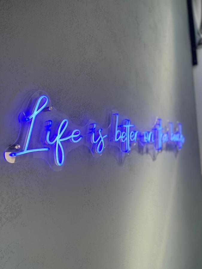סופוט Neon Apartments מראה חיצוני תמונה
