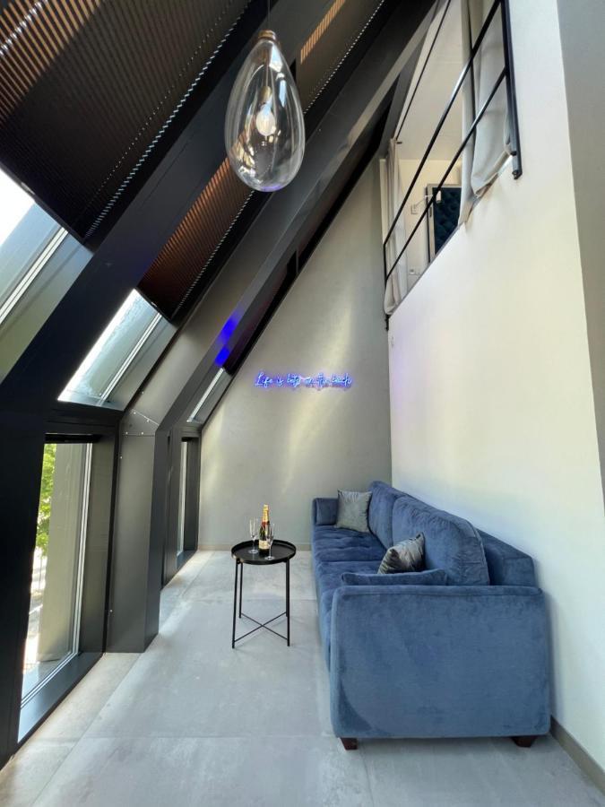 סופוט Neon Apartments מראה חיצוני תמונה