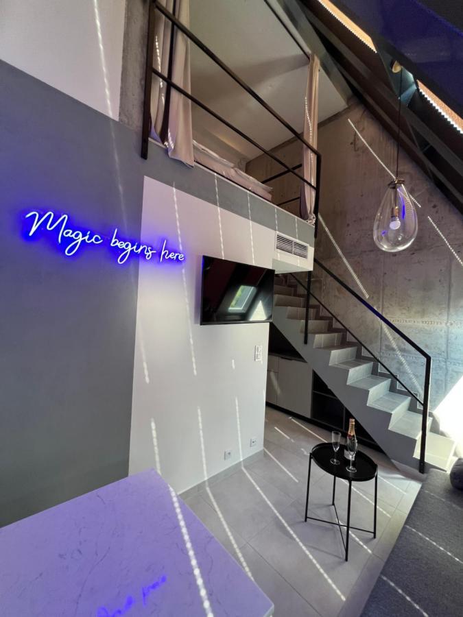 סופוט Neon Apartments מראה חיצוני תמונה