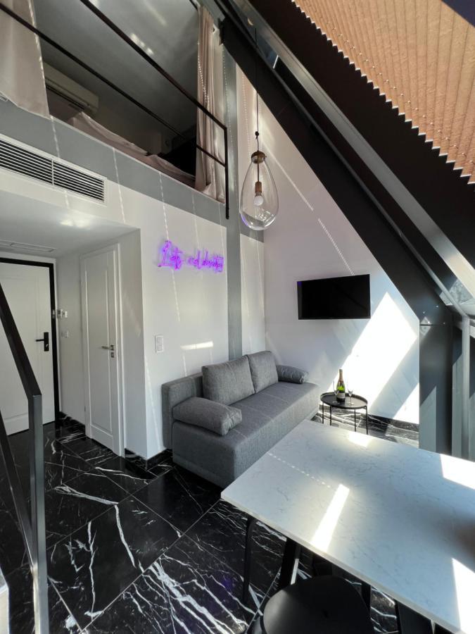 סופוט Neon Apartments מראה חיצוני תמונה