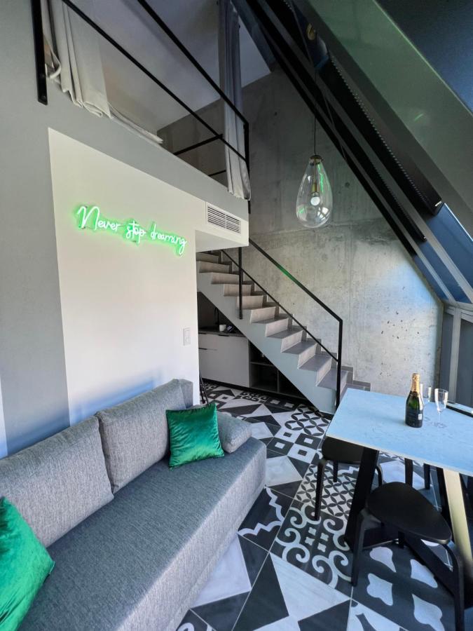 סופוט Neon Apartments מראה חיצוני תמונה