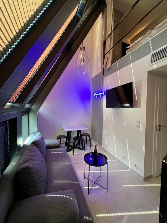 סופוט Neon Apartments מראה חיצוני תמונה