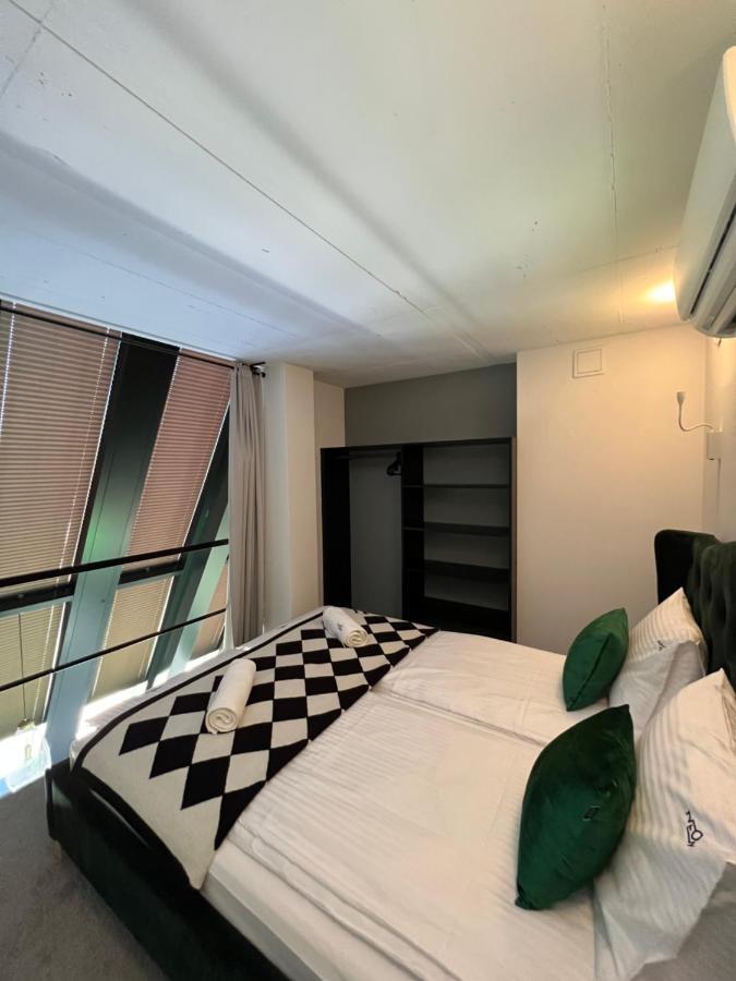 סופוט Neon Apartments מראה חיצוני תמונה