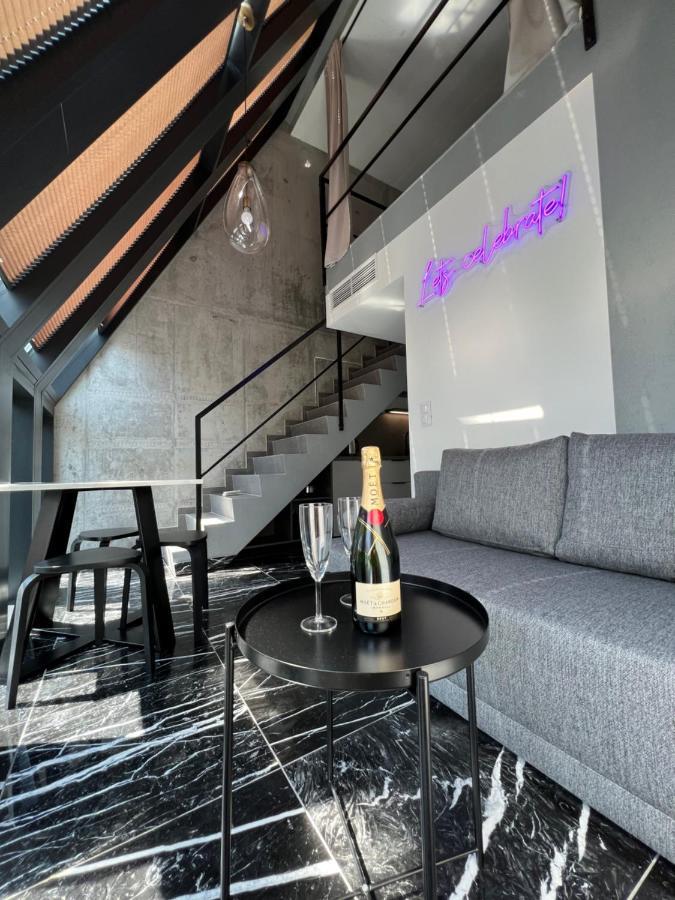 סופוט Neon Apartments מראה חיצוני תמונה