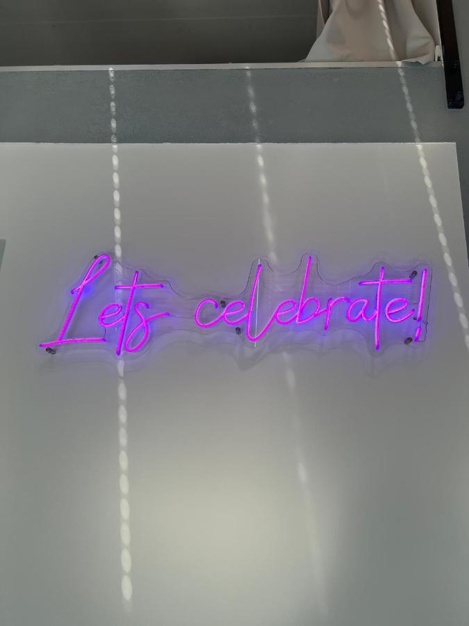 סופוט Neon Apartments מראה חיצוני תמונה