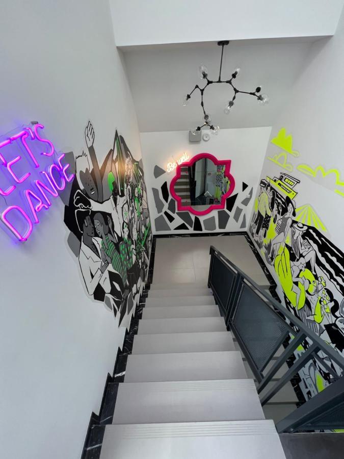 סופוט Neon Apartments מראה חיצוני תמונה