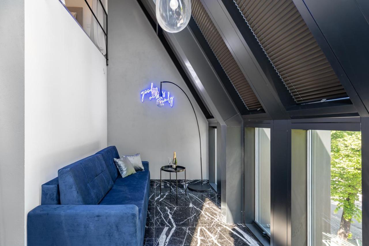 סופוט Neon Apartments מראה חיצוני תמונה