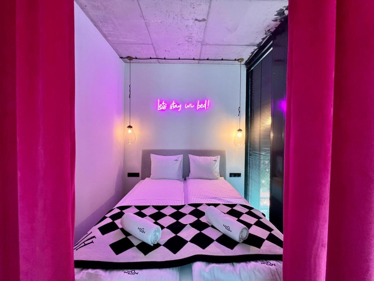 סופוט Neon Apartments מראה חיצוני תמונה