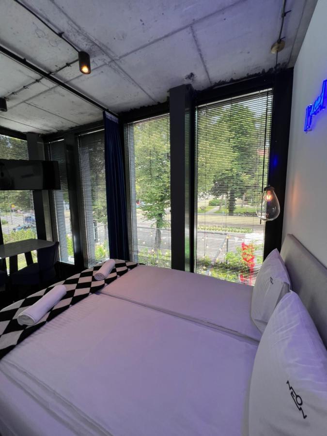 סופוט Neon Apartments מראה חיצוני תמונה