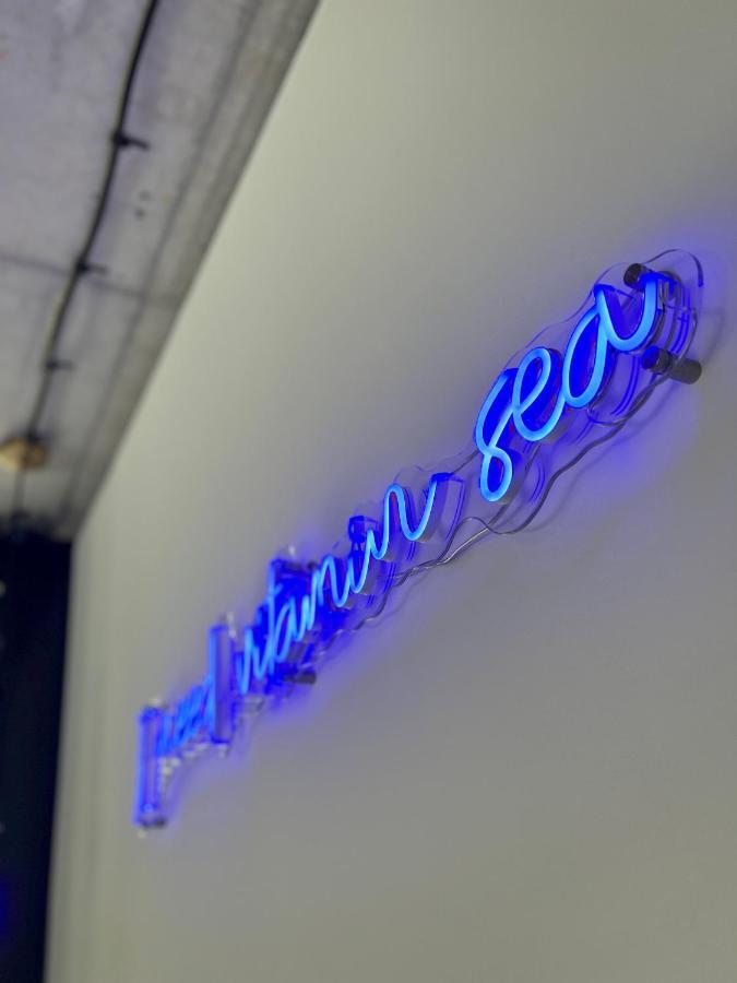 סופוט Neon Apartments מראה חיצוני תמונה