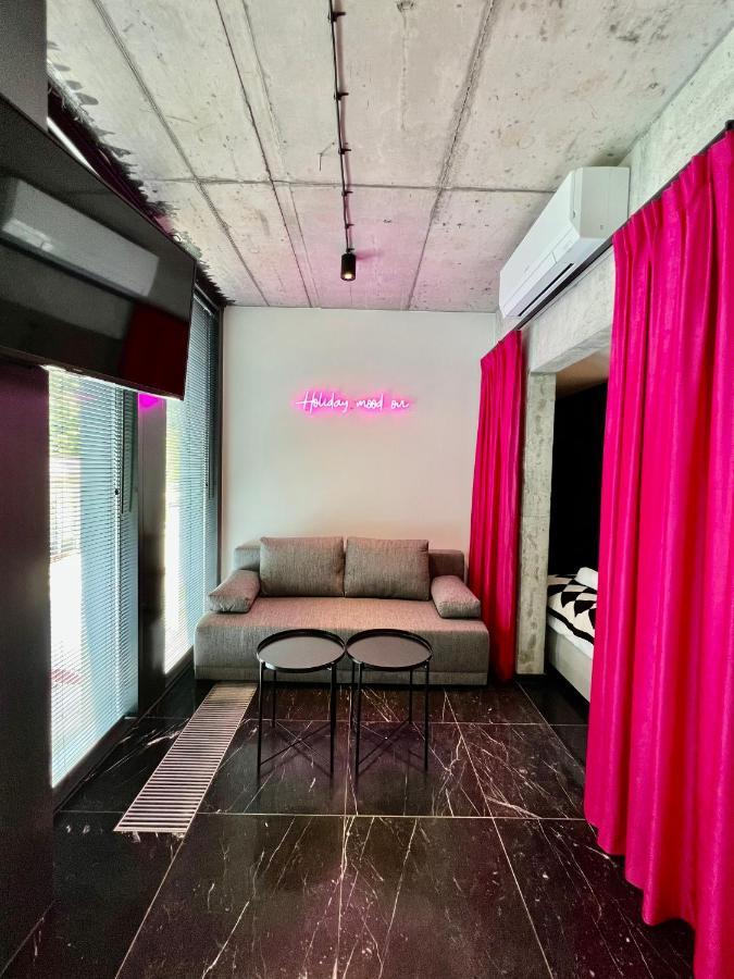 סופוט Neon Apartments מראה חיצוני תמונה