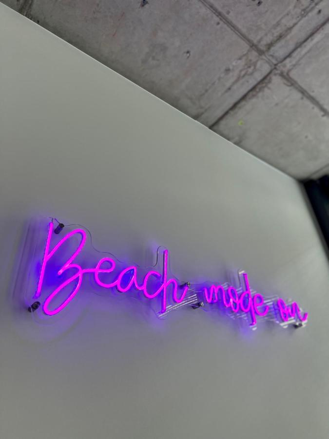 סופוט Neon Apartments מראה חיצוני תמונה